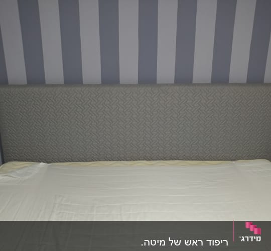 ראש מיטה מרופד בבד אפור עם דוגמה גיאומטרית